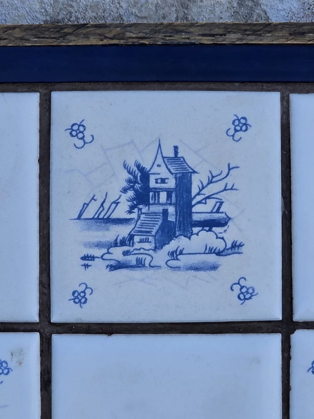 Vintage Delft Style Blue White Tile Trivet Footed Wood Cottage Decor